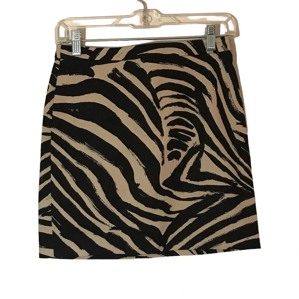 𝅺H&M zebra print pencil skirt Size 4 
Great Used Condition 
Cotton Blend